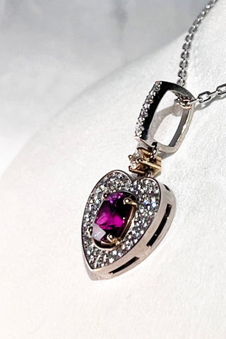 Pendant Mon Coeur. Purple cushion-shaped garnet surrounded by a scattering of diamonds. White gold, yellow gold, diamonds.