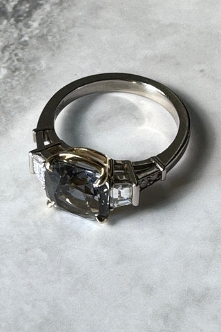 Cocktail ring, white and yellow gold 750. Grey spinel and diamonds. 