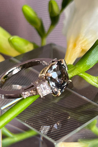 Cocktail ring, white and yellow gold 750. Grey spinel and diamonds. 